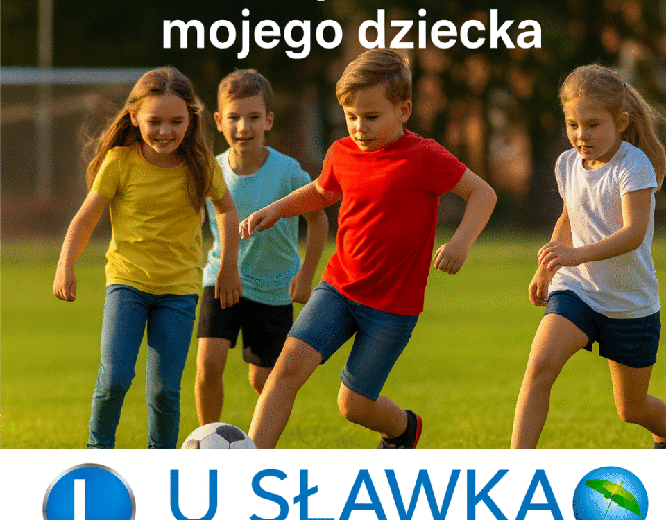 Czwórka dzieci grająca w piłkę na boisku – grafika promująca szkolne ubezpieczenie NNW z logo „U Sławka”.